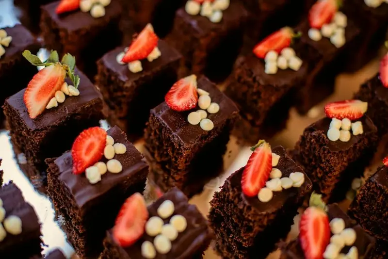Brownies de chocolate com morango e chocolate branco