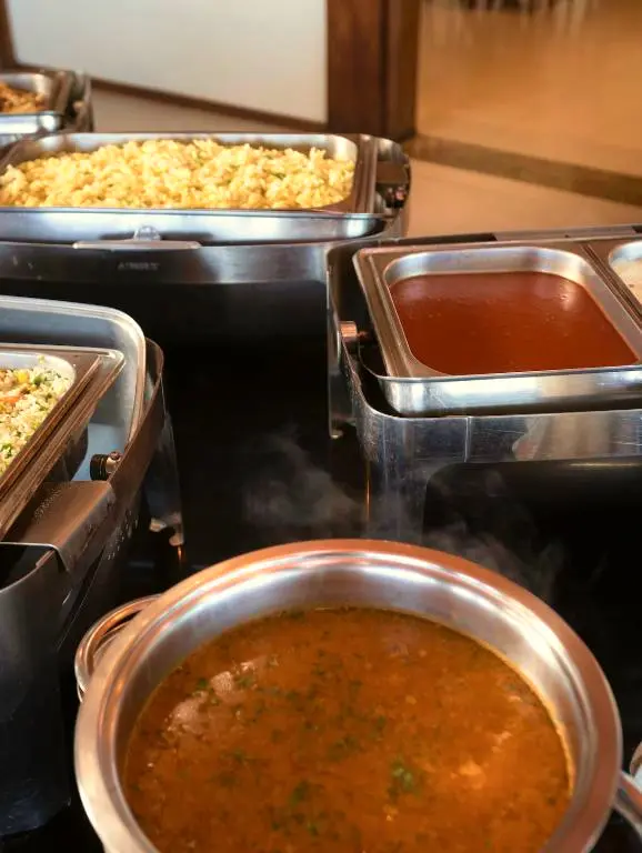Panela de caldo quente e cubas aquecidas com pratos do bufê