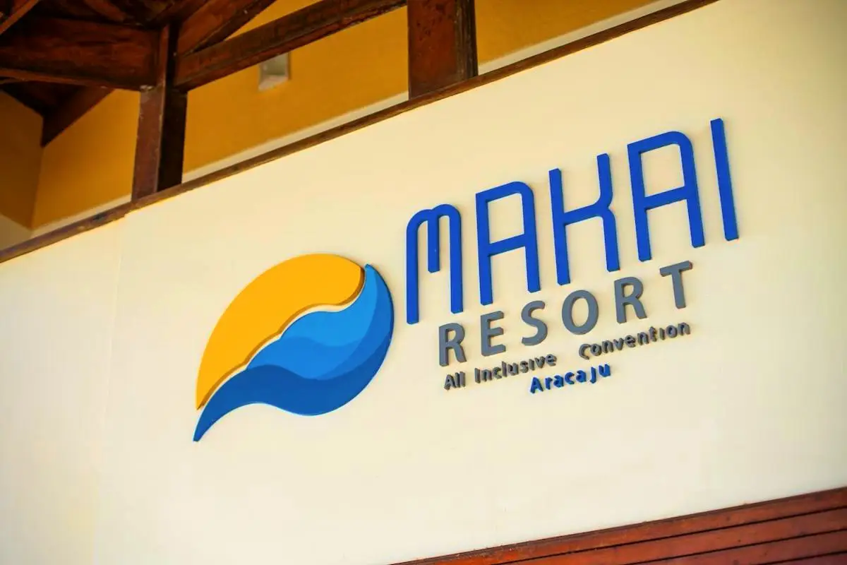 Logo do Makai Resort na parede da recepção