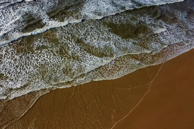 Ondas chegando à areia da praia vistas do alto