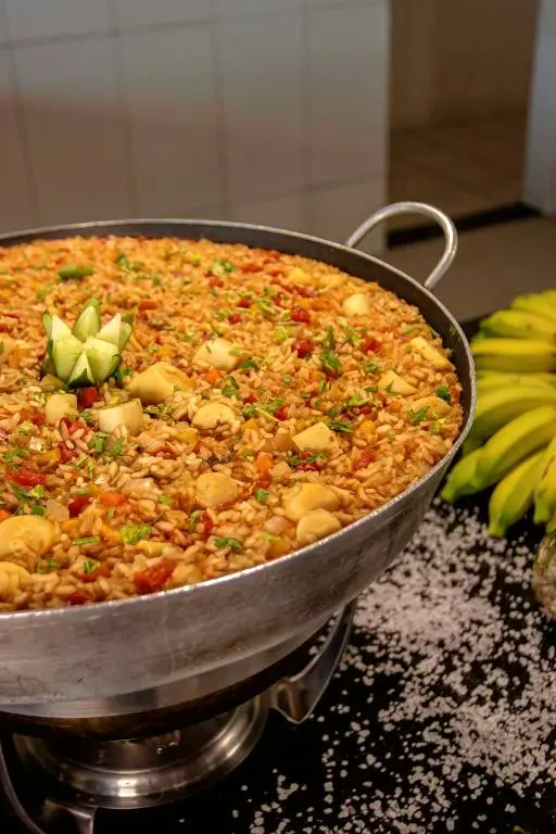 Panela grande de arroz com legumes sobre o fogão