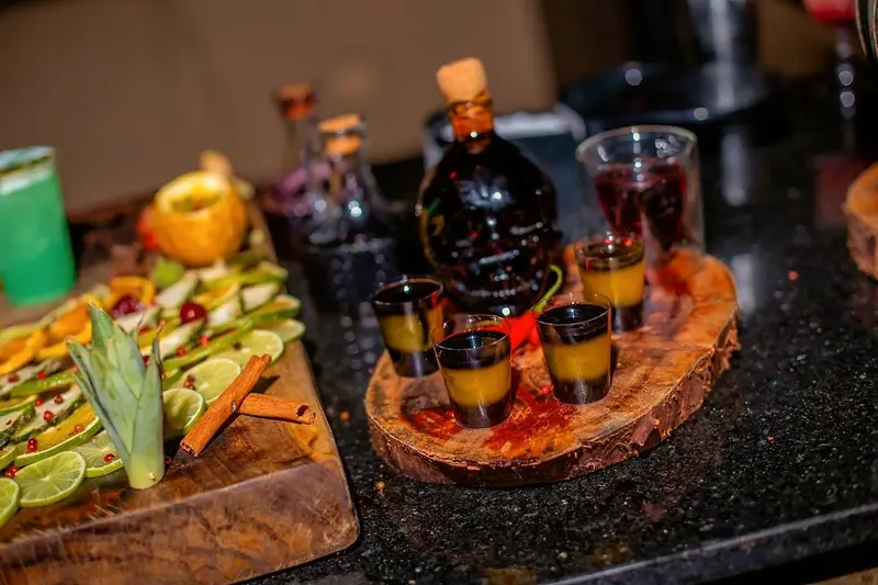 Tábua de petiscos com doses de bebida servidas no bar